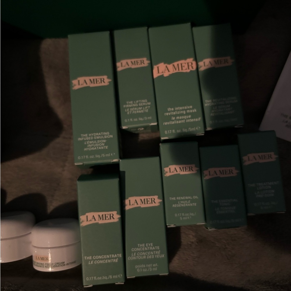 La Mer Skincare Collection with White and Green Packaging - Picture 2 of 9
